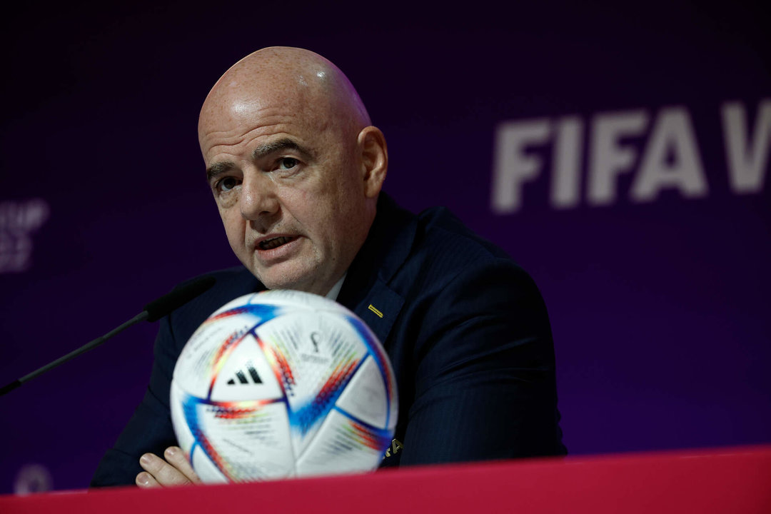 El presidente de la FIFA, Gianni Infantino, durante la rueda de prensa ofrecida este sábado, víspera del partido inaugural de la Copa del Mundo de Qatar 2022. EFE/José Méndez