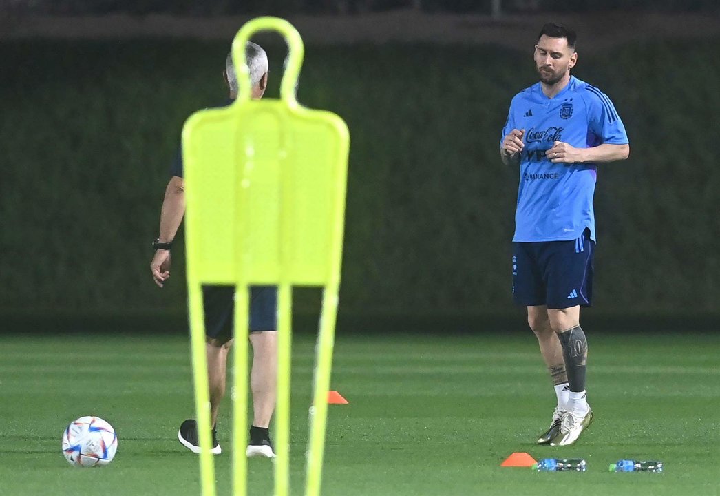 Lionel Messi durante una sesión de formación en Doha, Qatar, 19 noviembre 2022. El FIFA en Qatar (Mundial de Fútbol, Catar) EFE/EPA/NEIL SALA