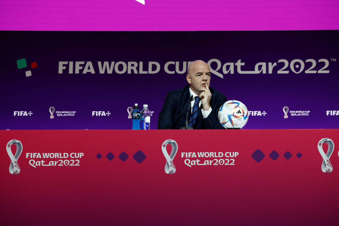 <p>El presidente de la FIFA, Gianni Infantino, durante la rueda de prensa ofrecida este sábado, víspera del partido inaugural de la Copa del Mundo de Qatar 2022. EFE/José Méndez</p>