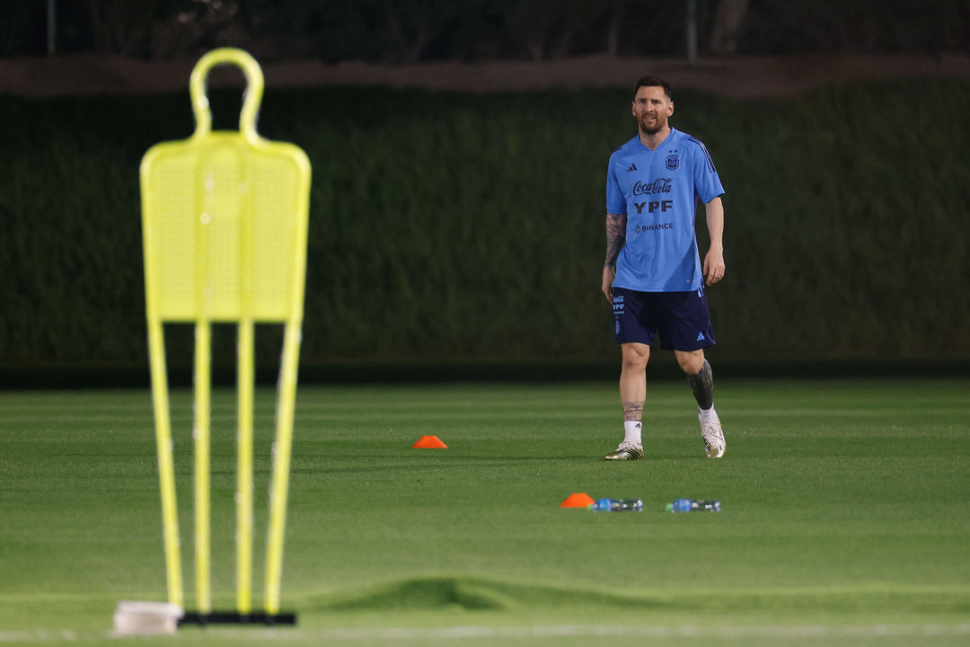 <p>El delantero de la selección argentina Lionel Messi durante un entrenamiento del equipo en la Universidad de Catar, en Doha, mientras preparan su participación en el Mundial FIFA Qatar 2022. EFE/Juan Ignacio Roncoroni</p>