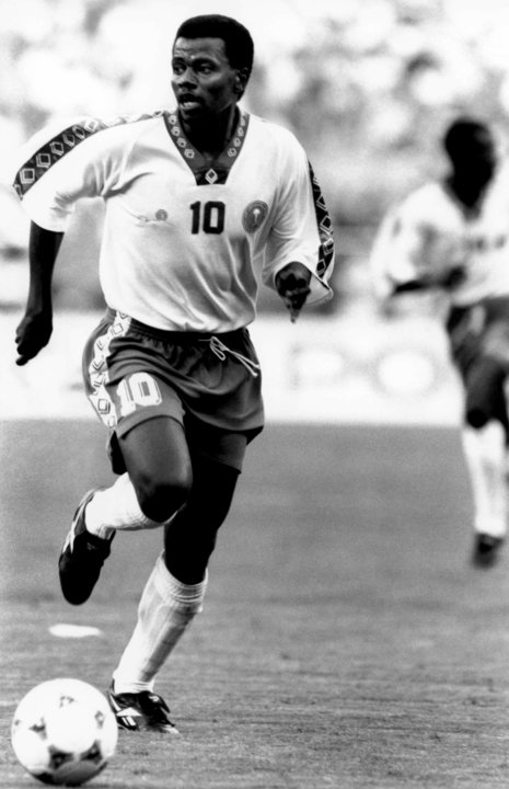 <p>El delantero saudí Saeed Owairan durante el partido entre las selecciones de Arabia Saudí y Marruecos de la Copa del Mundo de 1994. EFE.</p>