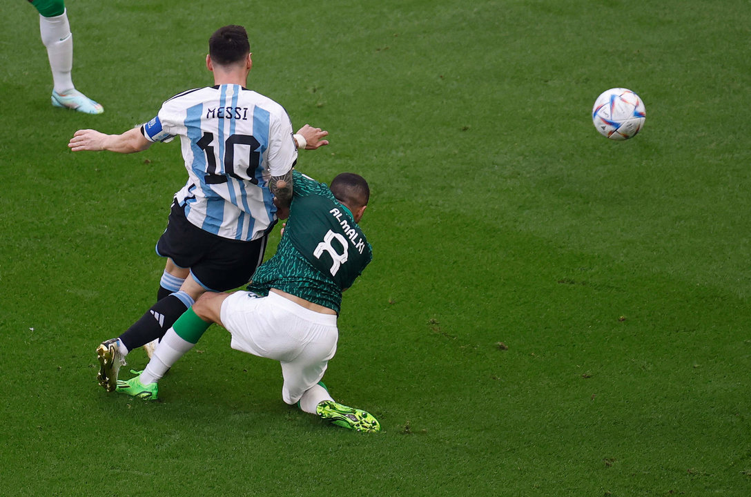 Lionel Messi disputa un balón con  Abdulelah Almalki de Arabia Saudí. EFE/ Alberto Estevez