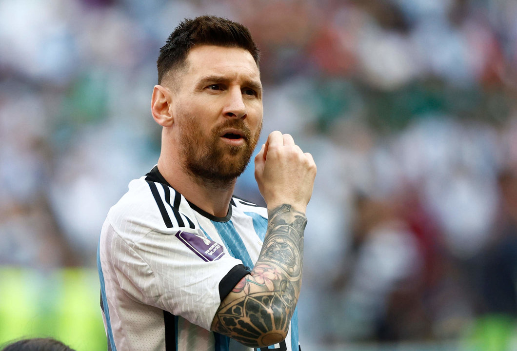 <p>Lionel Messi de Argentina forma, en un partido de la fase de grupos del Mundial de Fútbol Qatar 2022 entre Argentina y Arabia Saudita en el estadio de Lusail (Catar). EFE/ Rodrigo Jiménez</p>