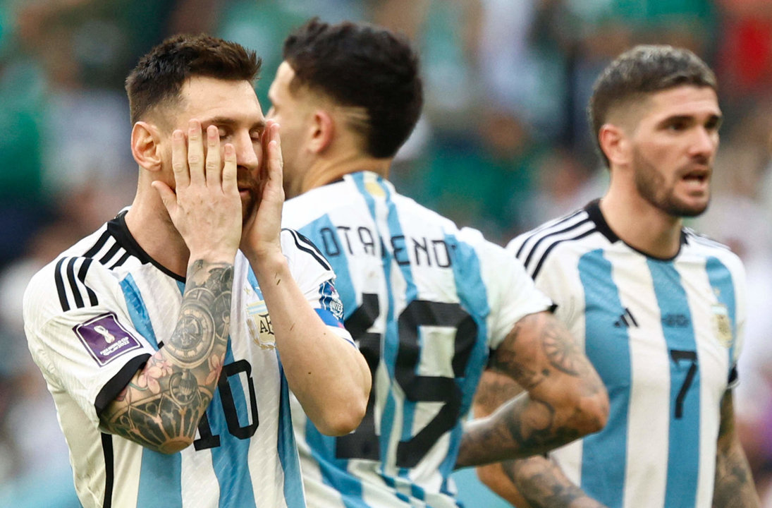 <p>Lionel Messi de Argentina reacciona hoy, en un partido de la fase de grupos del Mundial de Fútbol Qatar 2022 entre Argentina y Arabia Saudita en el estadio de Lusail  (Catar). EFE/ Rodrigo Jiménez</p>