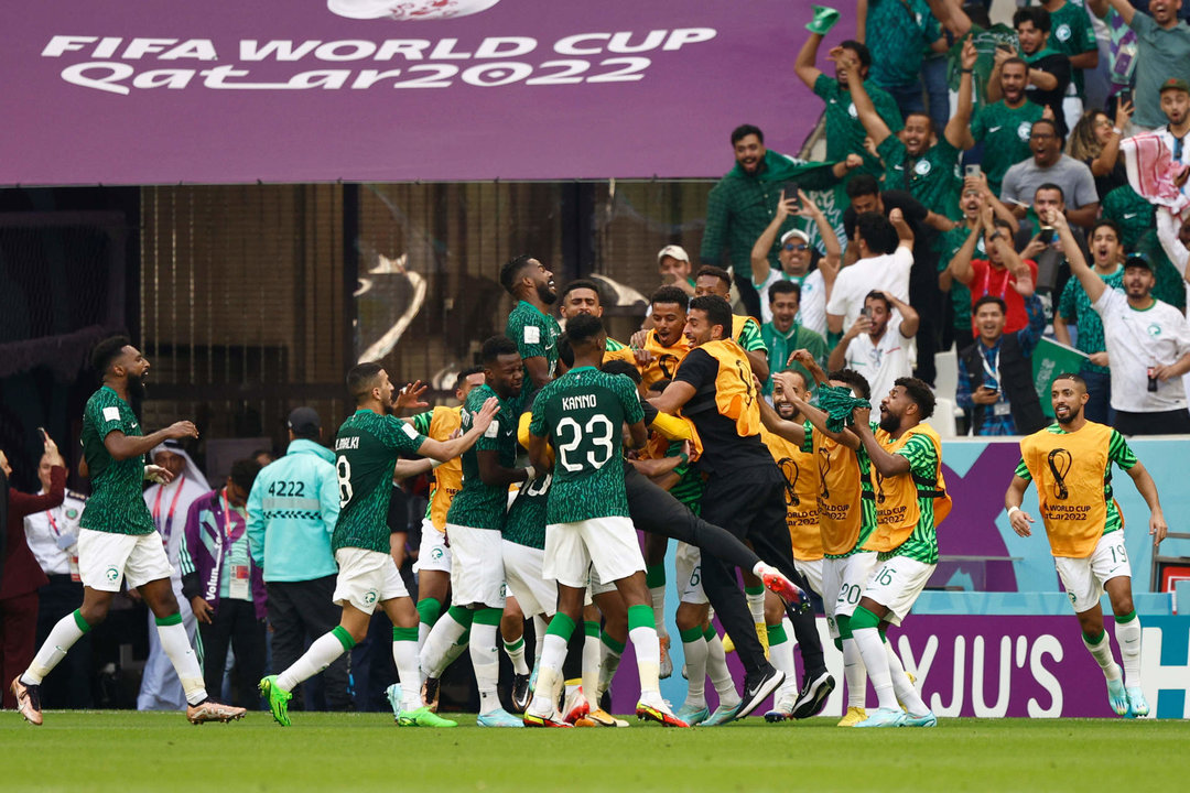 Jugadores de Arabia Saudita celebran un gol frente a Argentina, en un partido de la fase de grupos del Mundial de Fútbol Qatar 2022 entre Argentina y Arabia Saudita en el estadio de Lusail (Catar). EFE . EFE/ Rodrigo Jiménez