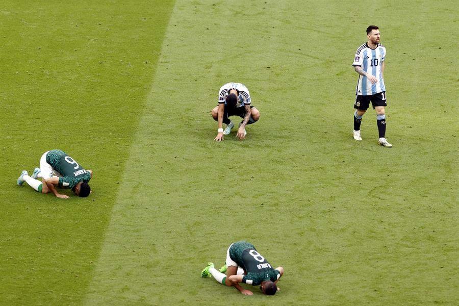 La selección argentina empezó el Mundial de Catar 2022 con un batacazo inesperado, derrotado con dos goles en cinco minutos, entre el 48 y el 53, por Arabia Saudí (1-2),