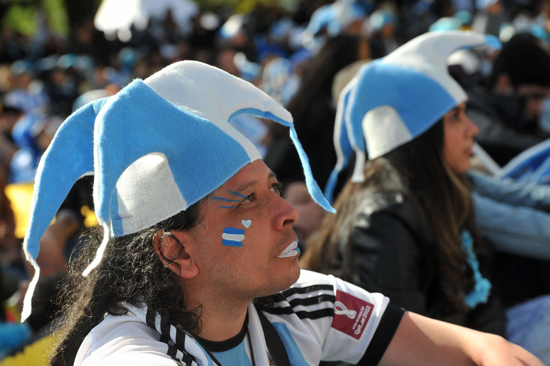 Aficionados argentinos fueron registrados este martes, 22 de noviembre, al ver perder a su selección de fútbol en su debut en el Mundial FIFA de Qatar 2022, en Buenos Aires (Argentina). Los "albicelestes" cayeron 1-2 ante Arabia Saudí. EFE/Enrique García