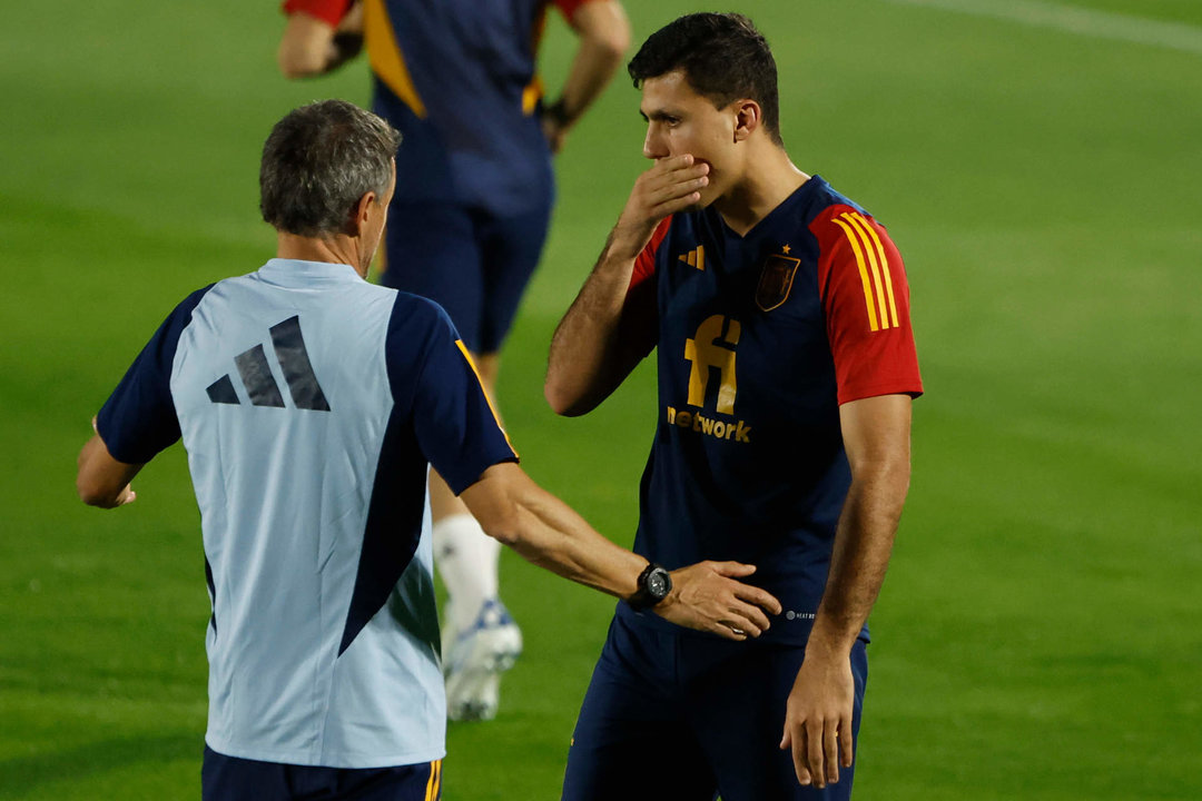 El entrenador de la selección española de fútbol Luis Enrique habla con el centrocampista Rodri Hernández durante un entrenamiento en Doha, Catar. EFE/JuanJo Martín