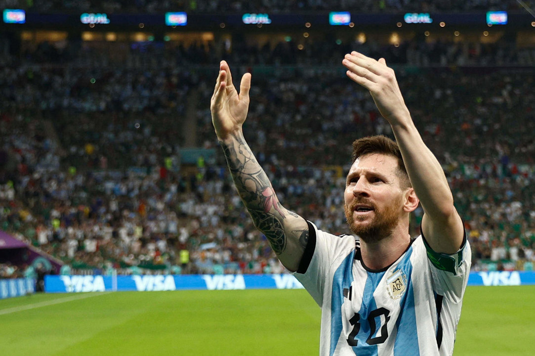 Lionel Messi de Argentina celebra su gol, en un partido de la fase de grupos del Mundial de Fútbol Qatar 2022 entre Argentina y México en el estadio de Lusail (Catar). EFE/ Rodrigo Jiménez