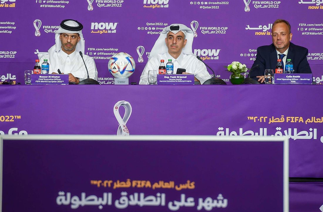 DOHA (QATAR), 17/10/2022.- (i-d) El CEO de Qatar 2022, Nasser Al Khater; el director general del Comité Supremo para la Entrega y el Legado, Yasir Al Jamal, y el Director de Operaciones del Mundial de la FIFA, Colin Smith, ofrecen una rueda de prensa a un mes del Mundial de Qatar 2022 de la FIFA, este lunes en Doha. EFE/ Noushad Thekkayil