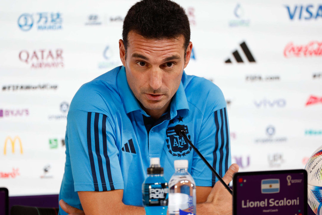 El seleccionador argentino, Lionel Scaloni, en una rueda de prensa este martes en Doha. EFE/Juan Ignacio Roncoroni