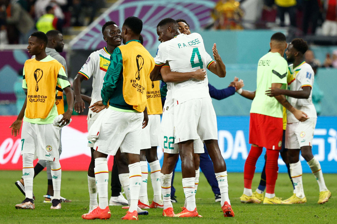 Jugadores de Senegal celebran hoy, en un partido de la fase de grupos del Mundial de Fútbol Qatar 2022 entre Ecuador y Senegal en el estadio Internacional Jalifa en Doha (Catar). EFE/ Rodrigo Jiménez
