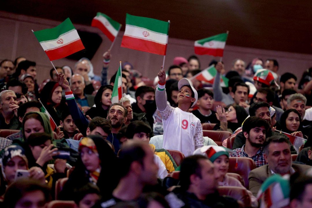Los seguidores miran el partido entre Irán y los EE.UU. en Milad Sala en Teherán, EFE/EPA/STR