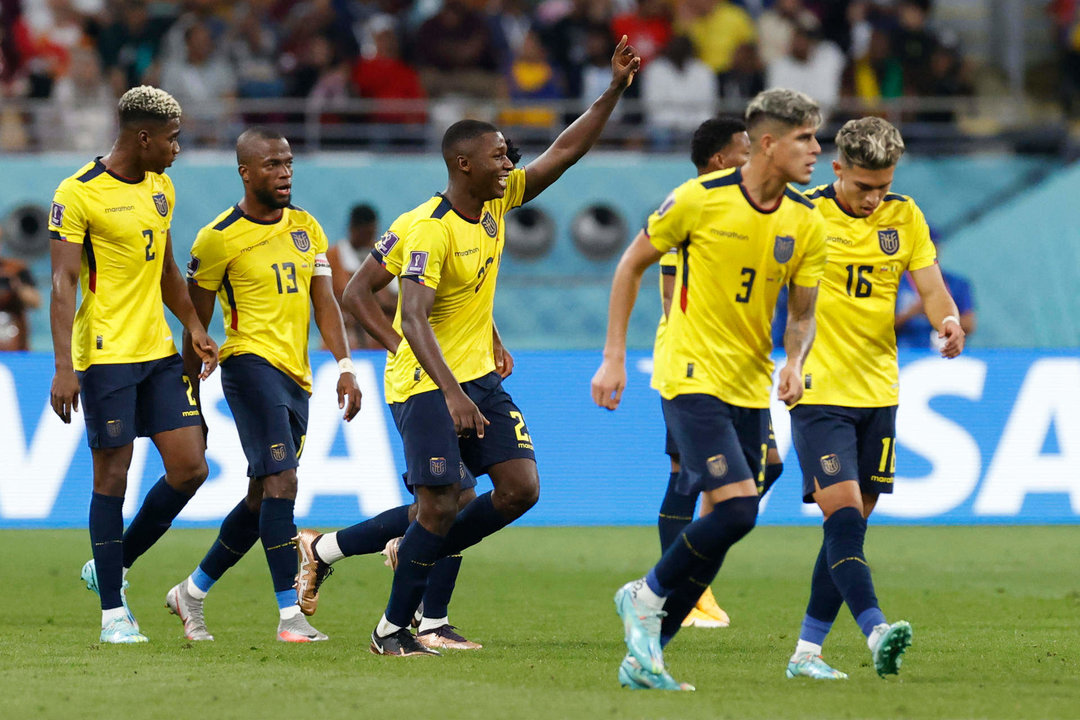 Moisés Caicedo (c) de Ecuador celebra un gol , en un partido de la fase de grupos del Mundial de Fútbol Qatar 2022 entre Ecuador y Senegal. EFE/ Esteban Biba