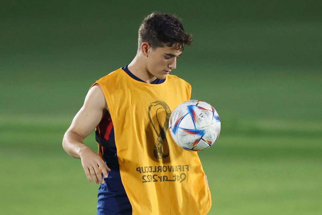 El centrocampista de España Gavi participa en una sesión de formación en Doha, Qatar. EFE/Juanjo Martin