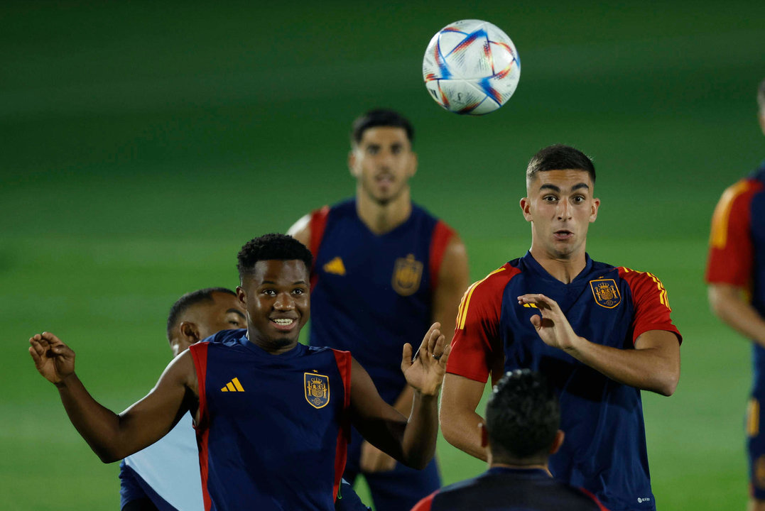 Los jugadores de la selección española, Ferrán Torres y Ansu Fati, durante el entrenamiento que el combinado español ha realizado en las instalaciones de la Universidad de Catar, sede de la selección en Doha. EFE / Juanjo Martín.