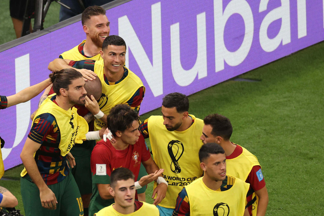 Cristiano Ronaldo celebra junto a los jugadores portugueses el gol de Pepe a Suiza.EFE/ Juan Ignacio Roncoroni