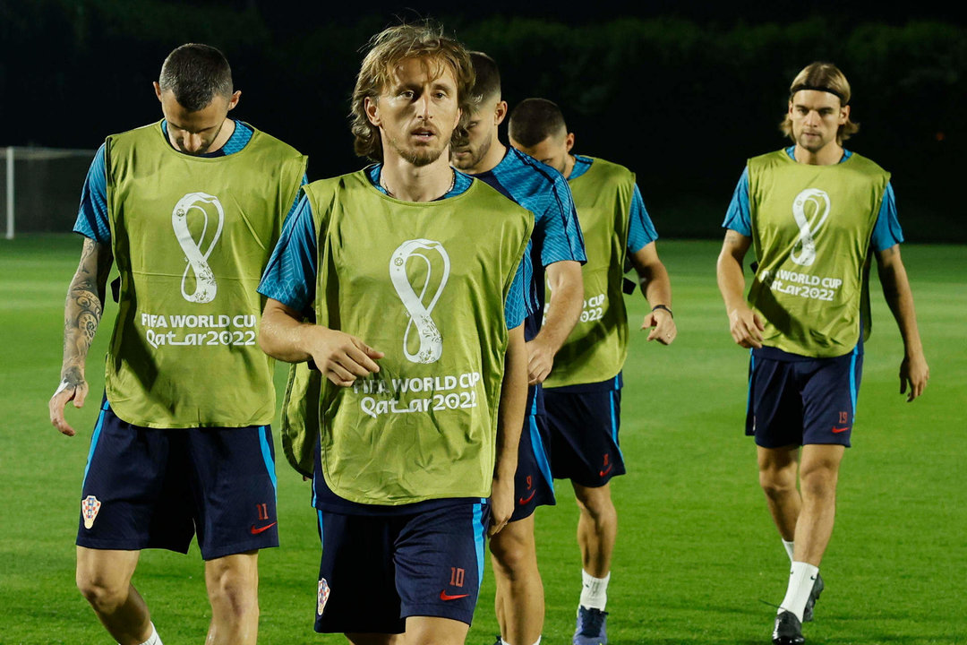 El delantero de Croacia Luka Modric (c) participa en un entrenamiento de su selección este jueves en Doha, Catar. EFE/ Juanjo Martín