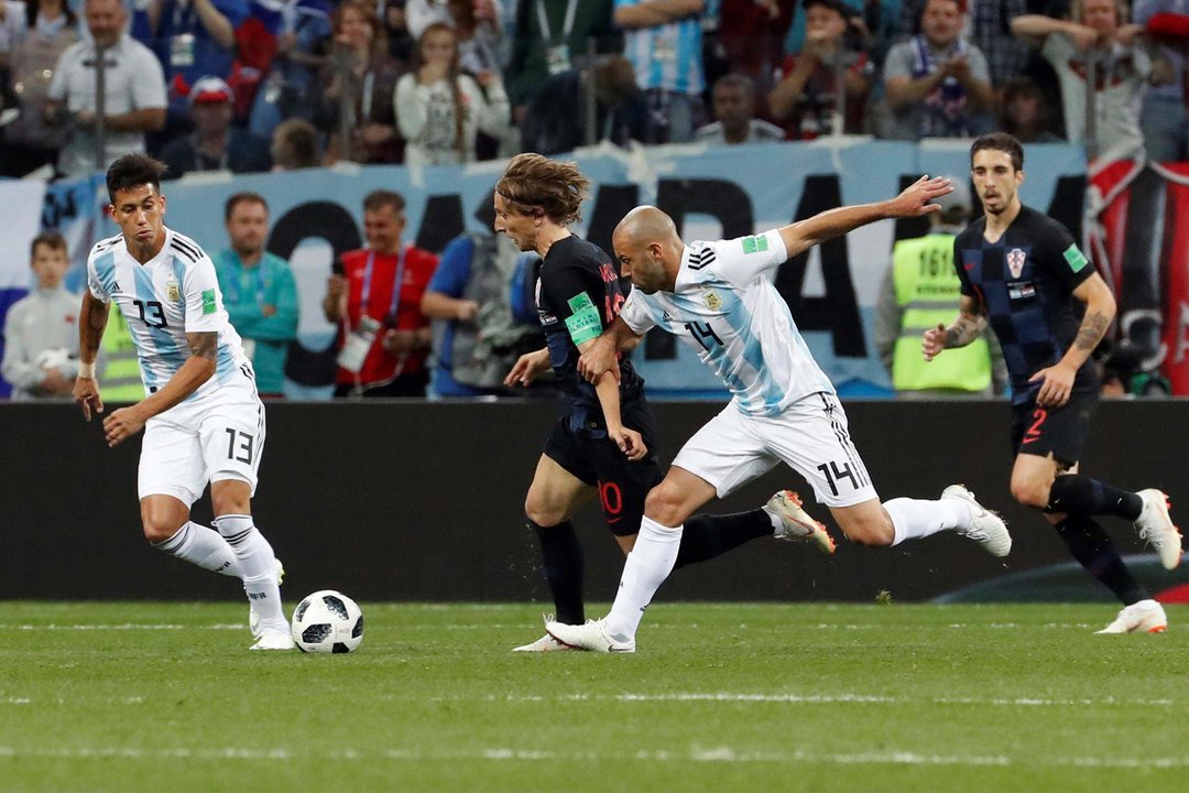 El centrocampista croata Luka Modric y el defensa argentino Javier Mascherano durante el partido Argentina-Croacia, del Grupo D del Mundial de Fútbol de Rusia 2018.EFE/Kiko Huesca