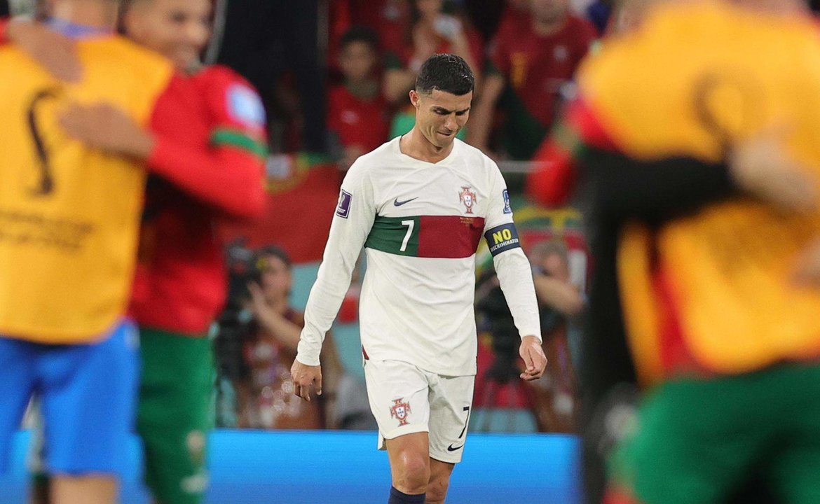 El delantero de Portugal Cristiano Ronaldo tras la derrota de su equipo ante Marruecos en partido de cuartos de final del Mundial Qatar 2022, este sábado en el estadio Al Thumama de Doha. EFE/Friedemann Vogel