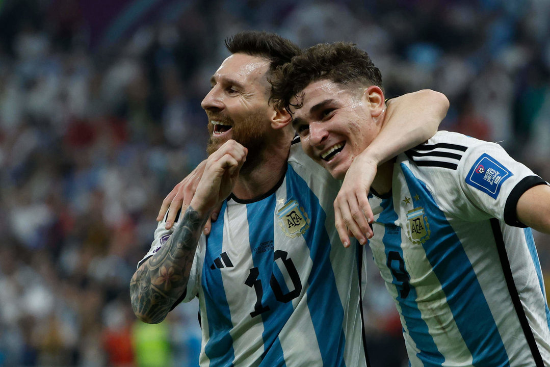 Julián Álvarez (d) de Argentina celebra un gol con Lionel Messi hoy, en un partido de semifinales del Mundial de Fútbol Qatar 2022 entre Argentina y Croacia en el estadio de Lusail (Catar). EFE/ Juanjo Martin
