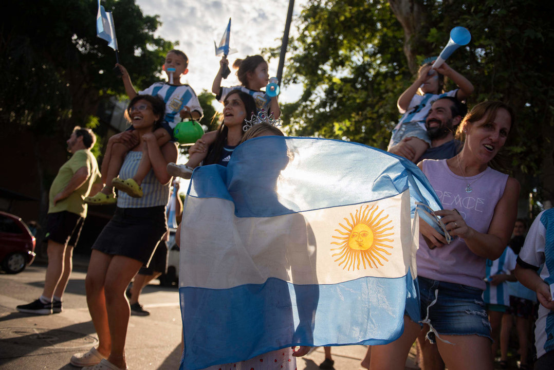 Un grupo de personas celebra la victoria de la selección nacional durante la transmisión del partido del Mundial de Qatar 2022 entre Argentina y Croacia, hoy, en Rosario (Argentina). EFE/Franco Trovato Fuoco