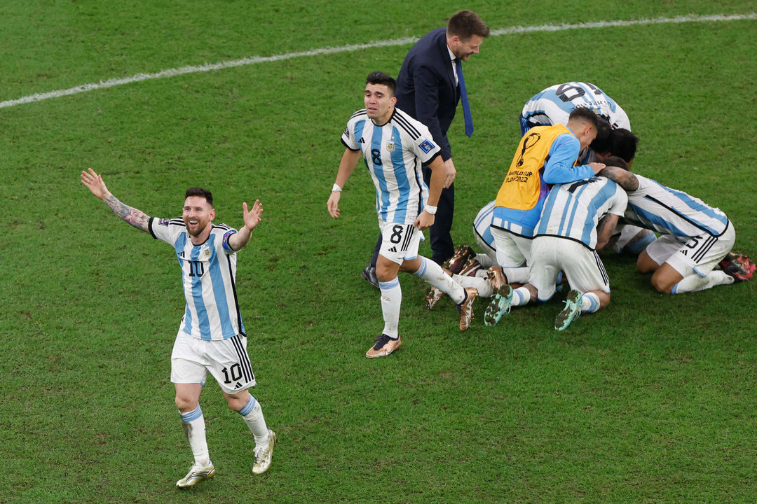 Lionel Messi de Argentina celebra al ganar la serie de penaltis en la final del Mundial de Fútbol Qatar 2022 entre Argentina y Francia en el estadio de Lusail (Catar). EFE/ Alberto Estevez
