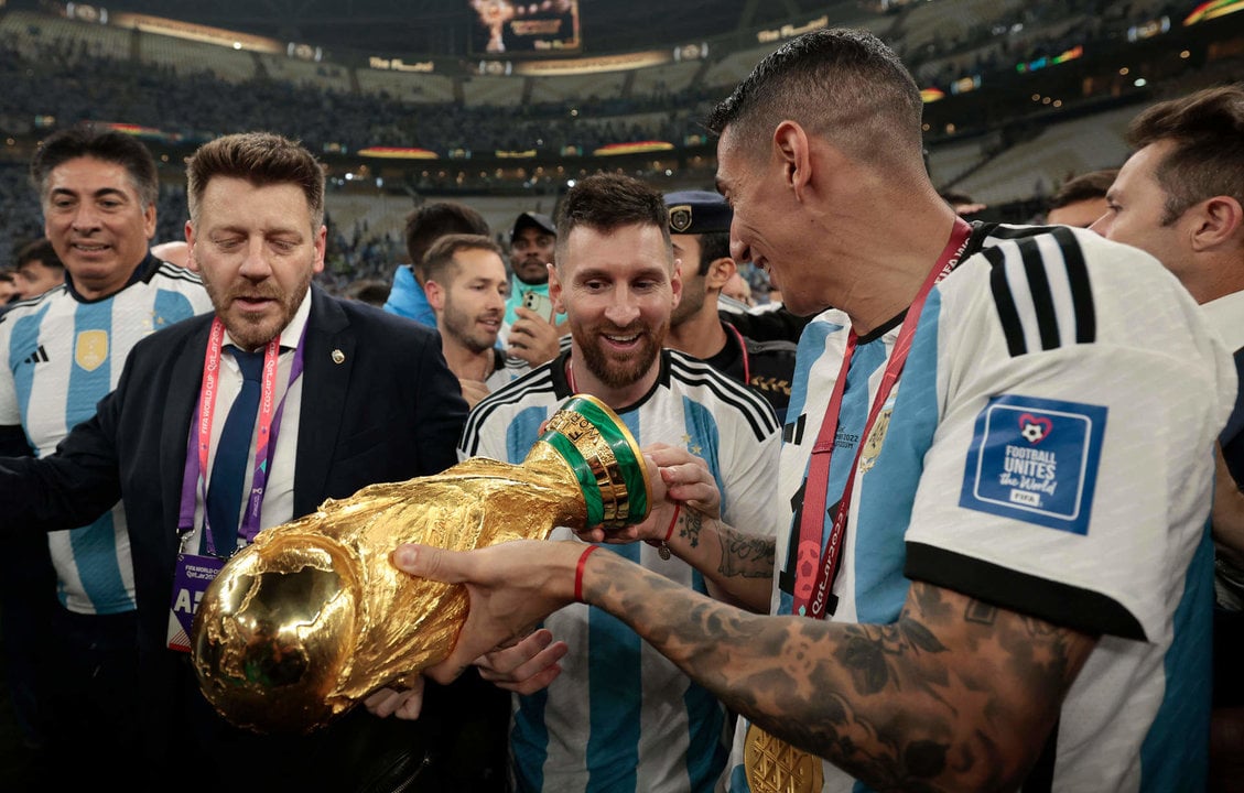 Lionel Messi (c) y Ángel Di María (d), atacantes de la selección argentina de fútbol, fueron registrados este domingo, 18 de diciembre, al celebrar la obtención de la Copa Mundial de la FIFA de Qatar 2022, en el estadio Lusail, en Lusail (Catar). EFE/Juan Ignacio Roncoroni