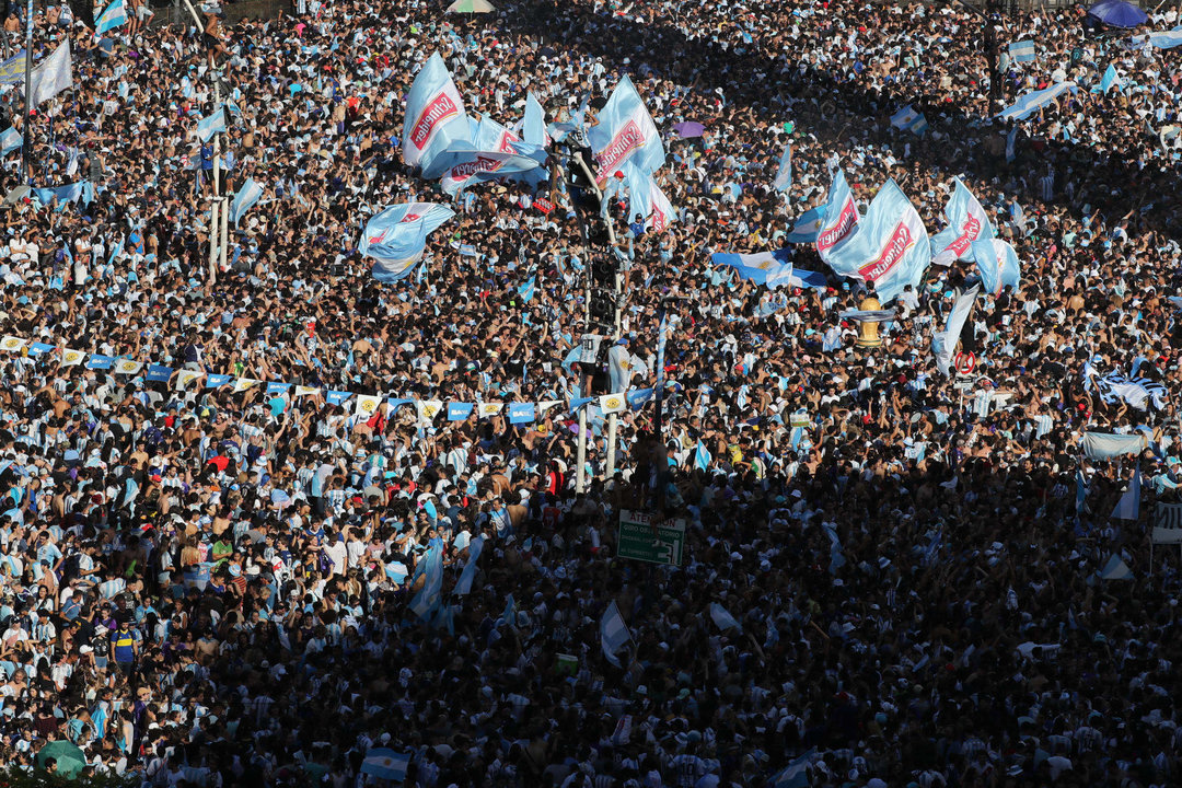 Miles de aficionados de Argentina fueron registrados este domingo al celebrar el triunfo de su selección nacional de fútbol en el Mundial FIFA de Fútbol Qatar 2022, en el Obelisco de Buenos Aires, en la capital argentina. EFE/Raúl Martínez