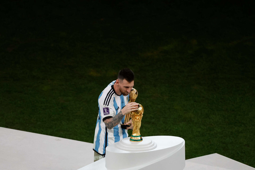 El capitán de la selección nacional argentina de fútbol, Lionel Messi, fue registrado este domingo, 18 de diciembre, al besar la copa mundial de la FIFA, tras ganar el Mundial de Qatar 2022, en el estadio Lusail, en Lusail (Catar). EFE/Alberto Estévez
