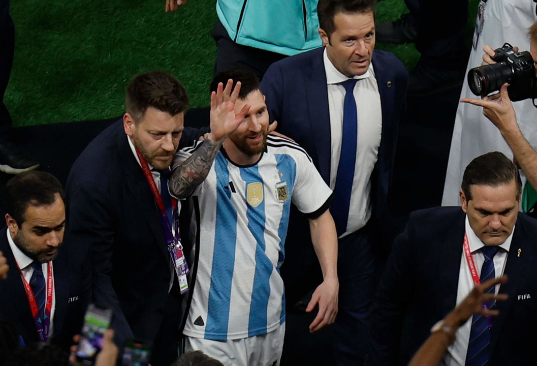 El capitán de la selección argentina de fútbol, Lionel Messi, fue registrado este domingo, 18 de diciembre, al celebrar el título de su equipo en el Mundial FIFA de Qatar 2022, en el estadio Lusail, en Lusail (Catar). EFE/Alberto Estévez