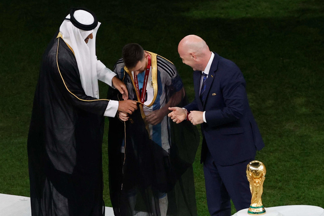 Lionel Messi (c) recibe el trofeo junto al emir de Catar Tamim bin Hamad Al Thani y el presidente de la FIFA Gianni Infantino tras ganar la final del Mundial de Qatar 2022. EFE/ Alberto Estevez
