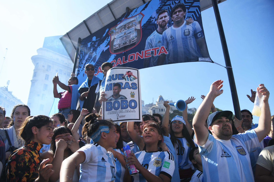 Aficionados de la selección Argentina celebran el título conseguido en la Copa del Mundo Qatar 2022 tras vencer a Francia en la final, en la avenida 9 de Julio, en Buenos Aires (Argentina). EFE/ Enrique García Medina