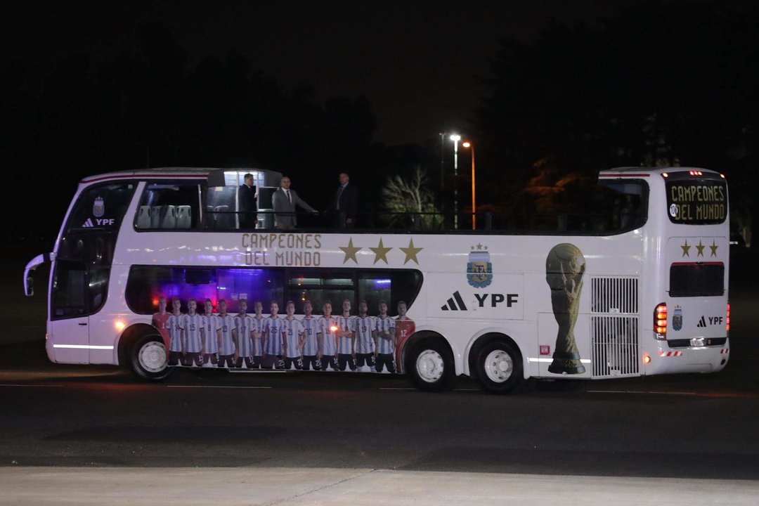 Fotografía de un autobús que espera a los integrantes de la selección argentina de fútbol hoy, en el Aeropuerto Internacional de Ezeiza a unos 22km de Buenos Aires (Argentina). EFE/Raúl Martínez