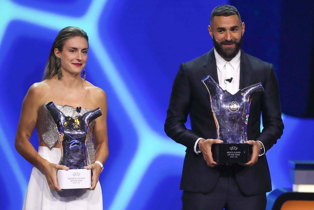 El francés Karim Benzema y la española Alexia Putellas reciben sus trofeos de mejores futbolistas de Europa en Estambul. EFE/EPA/SEDAT SUNA/Archivo)