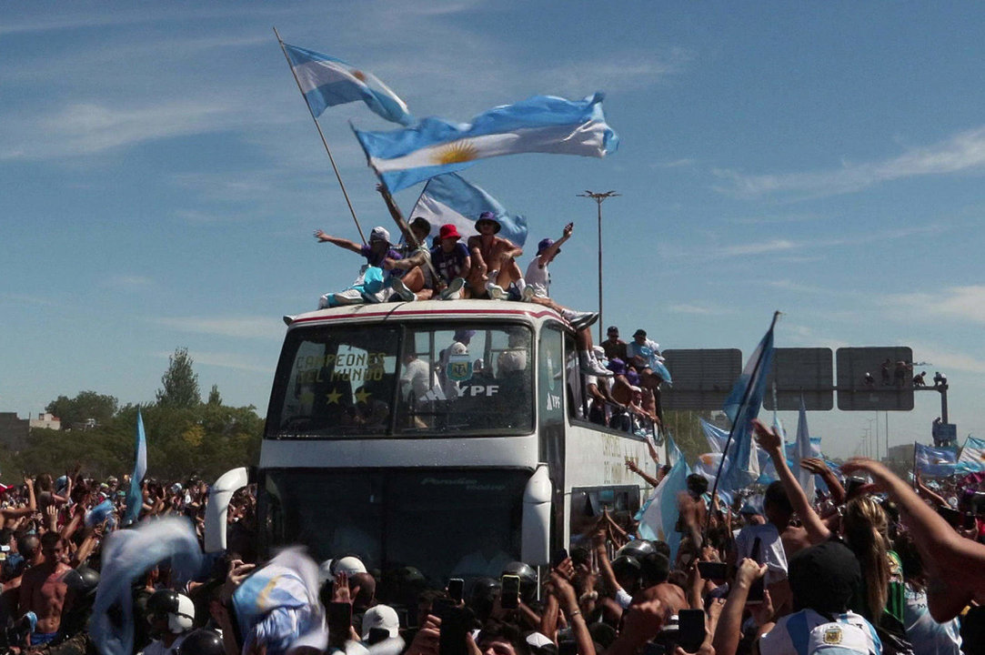 Captura de video de los jugadores de la selección argentina en una caravana hoy, celebrando la victoria en el Mundial de Qatar 2022 por una calle de Buenos Aires (Argentina). EFE/Beto Caratozzolo